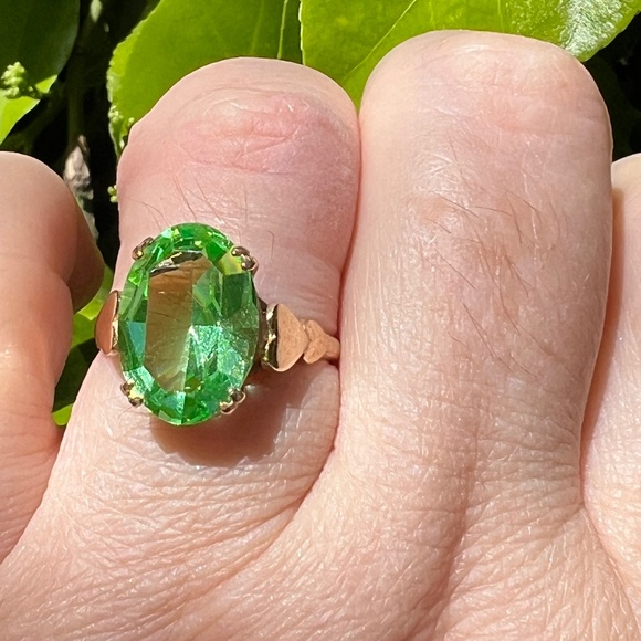 VINTAGE 9K GOLD URANIUM VASELINE GREEN GLASS RING HEARTS BAND ENGLISH HALLMARKS - Picture 13 of 16